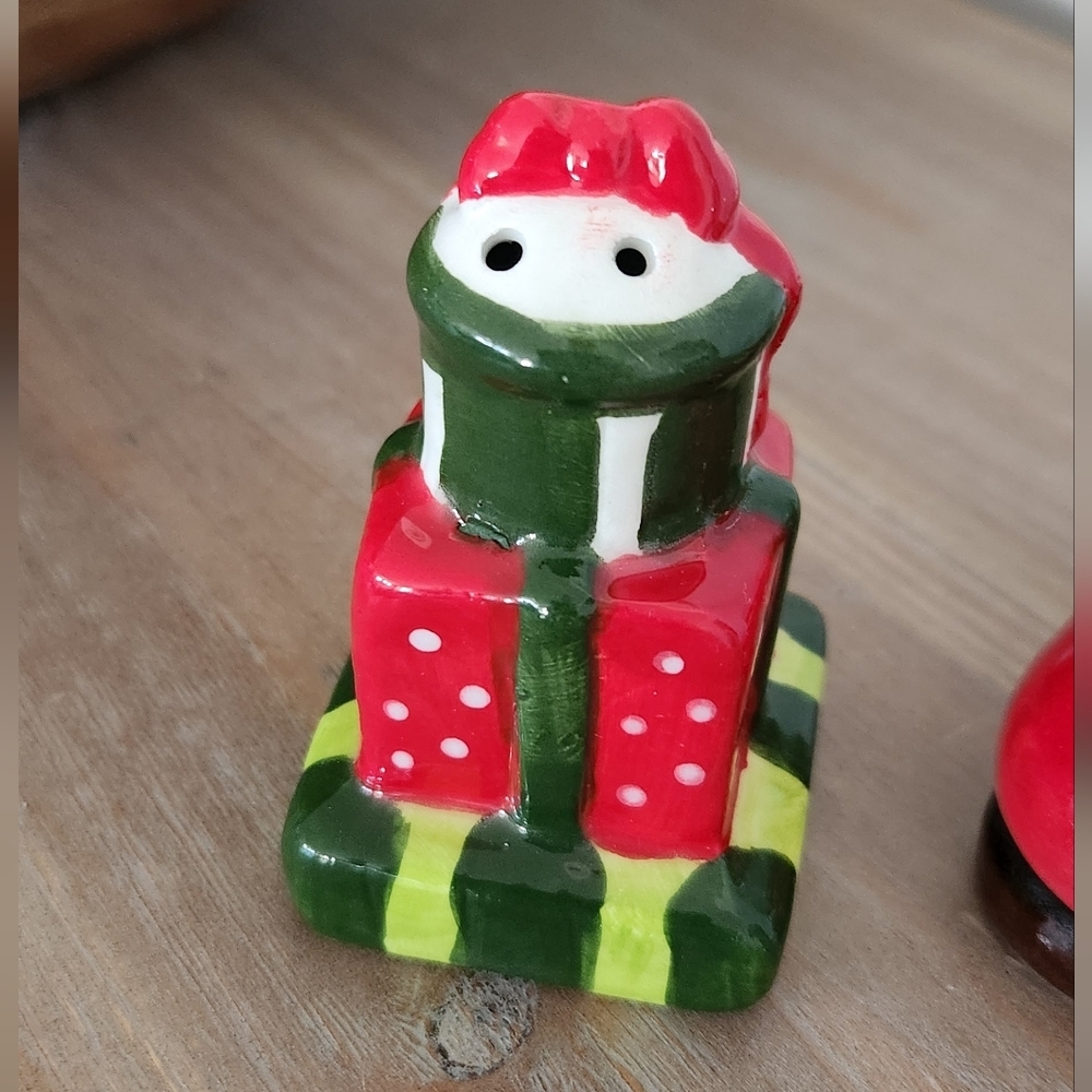 Christmas Ceramic Salt & Pepper Shakers - Santa Boot & Gifts 🎁 NWT - Picture 7 of 12